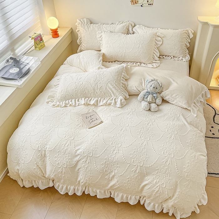 91家纺网 家纺一手货源 找家纺 琪格格纺织 2025新款全消光小清新花边款雕花牛奶绒四件套 雕花绒花边 玉珠帘 奶昔白