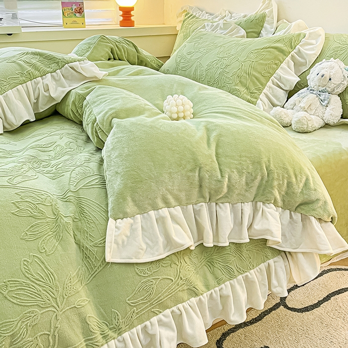 91家纺网 家纺一手货源 找家纺 琪格格纺织 2025新款全消光小清新花边款雕花牛奶绒四件套 雕花绒花边 枝枝叶叶 浅绿