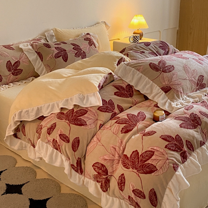 91家纺网 家纺一手货源 找家纺 琪格格纺织 2025新款全消光小清新花边款雕花牛奶绒四件套 雕花花边-秋色宜人酒红