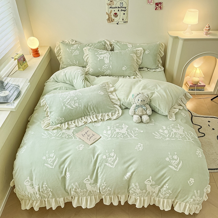 91家纺网 家纺一手货源 找家纺 琪格格纺织 2025新款全消光小清新花边款雕花牛奶绒四件套 雕花绒花边 花丛小鹿 绿