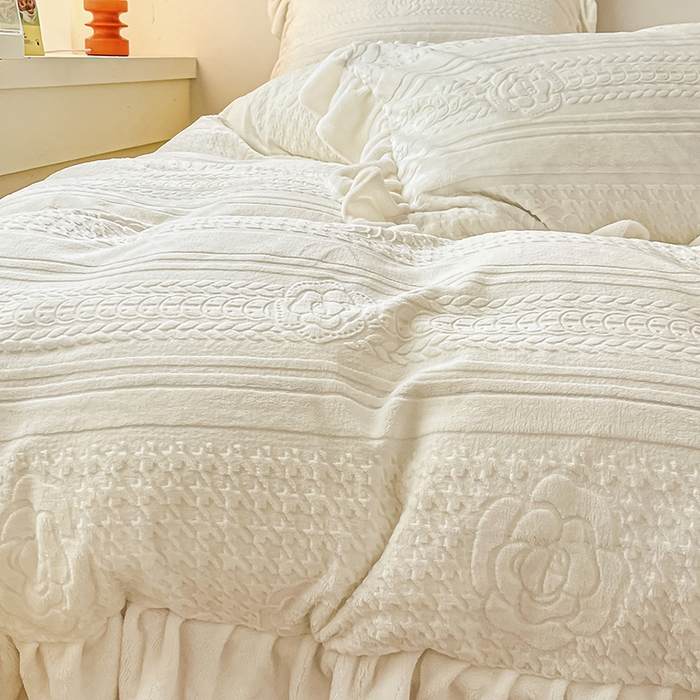 91家纺网 家纺一手货源 找家纺 琪格格纺织 2025新款全消光小清新花边款雕花牛奶绒四件套 雕花绒花边 摩尔庄园 奶昔白