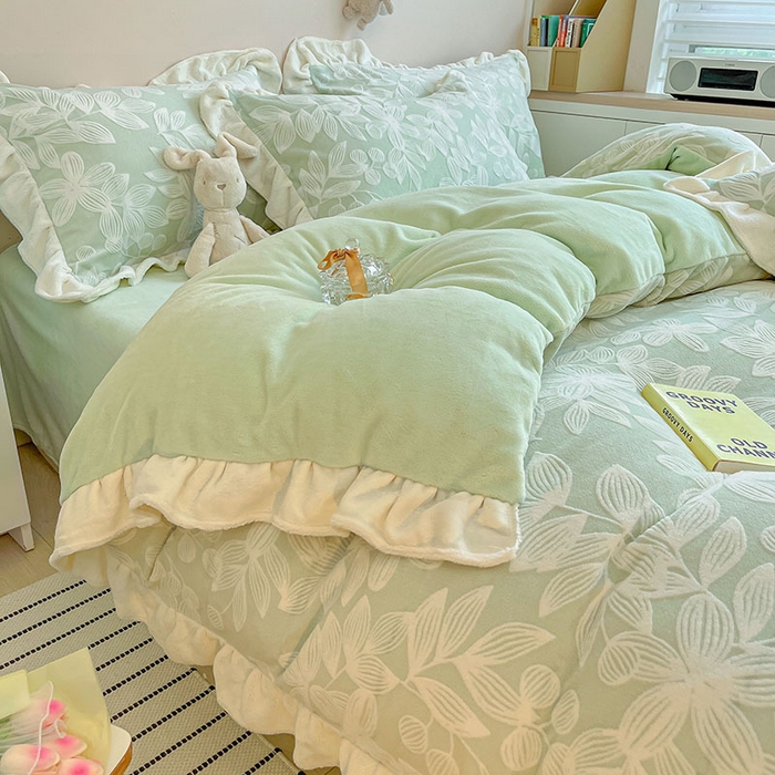 91家纺网 家纺一手货源 找家纺 琪格格纺织 2025新款全消光小清新花边款雕花牛奶绒四件套 雕花绒花边-爱在秋冬浅绿