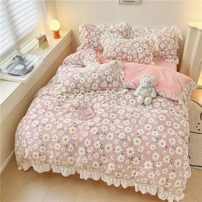 91家纺网 家纺一手货源 找家纺 琪格格纺织 2025新款全消光小清新花边款雕花牛奶绒四件套 雕花花边绒- 雏菊 粉玉