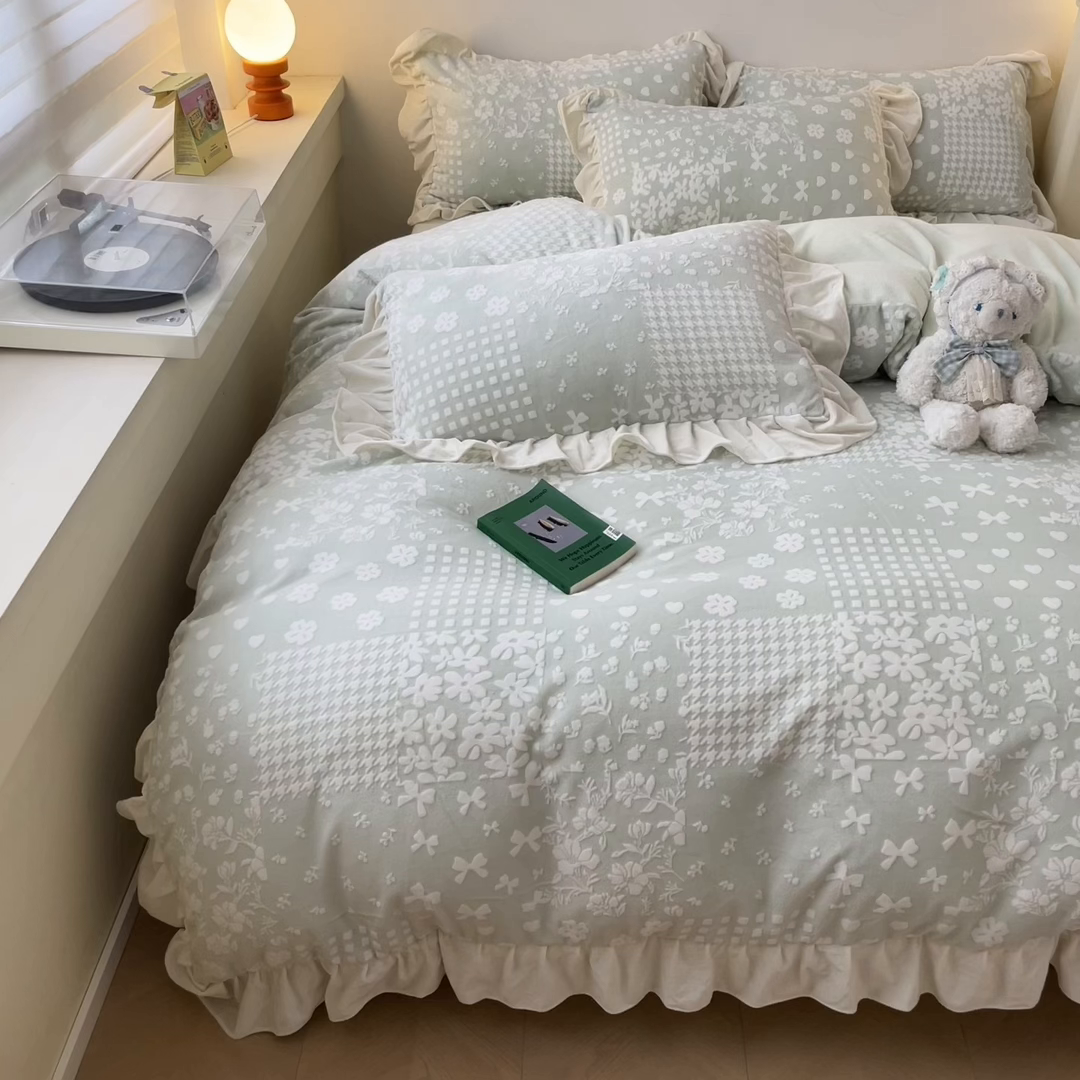 91家纺网 家纺一手货源 找家纺 琪格格纺织 2025新款全消光小清新花边款雕花牛奶绒四件套 雕花绒花边-阿芙朵绿