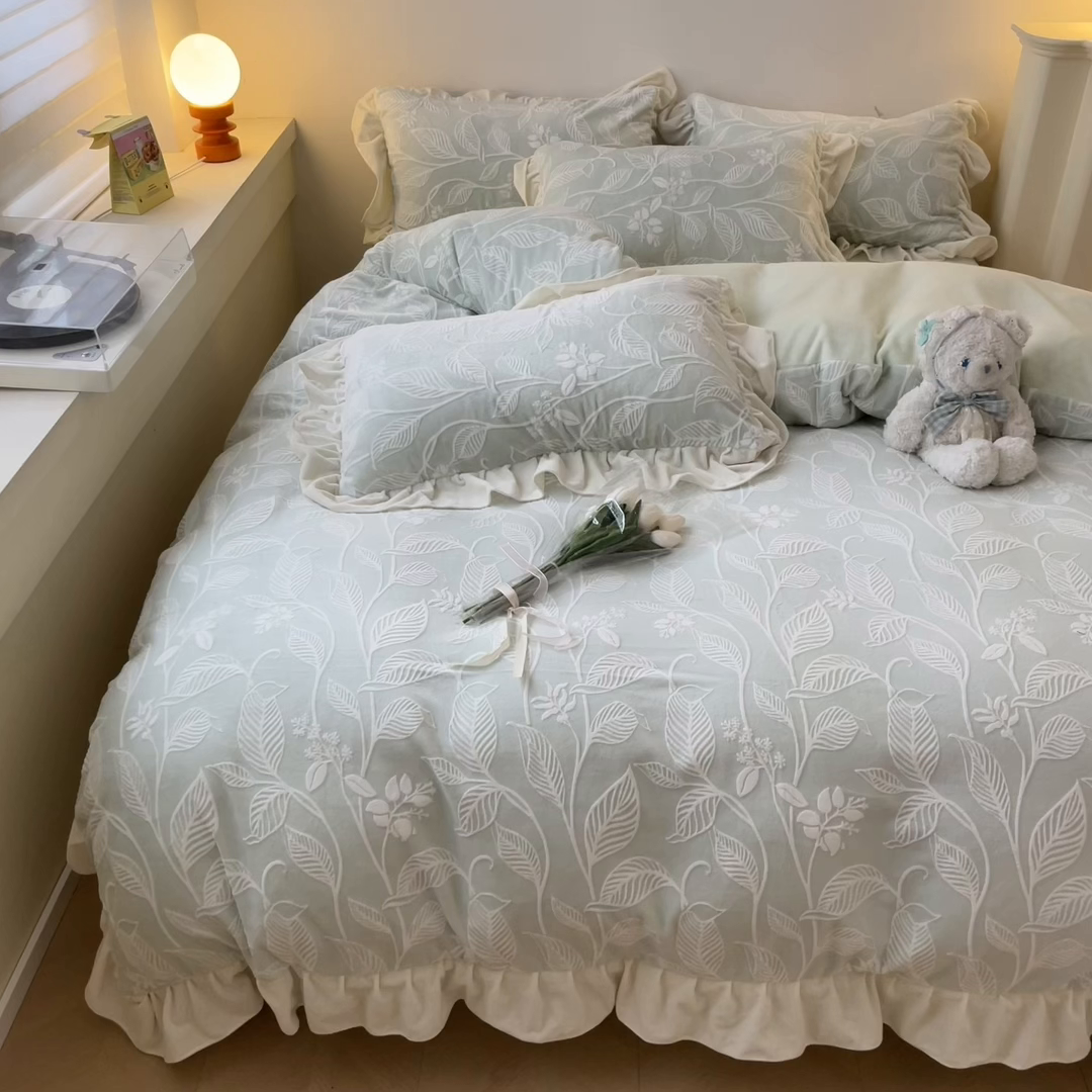 91家纺网 家纺一手货源 找家纺 琪格格纺织 2025新款全消光小清新花边款雕花牛奶绒四件套 雕花绒花边 迪娅妮 浅绿