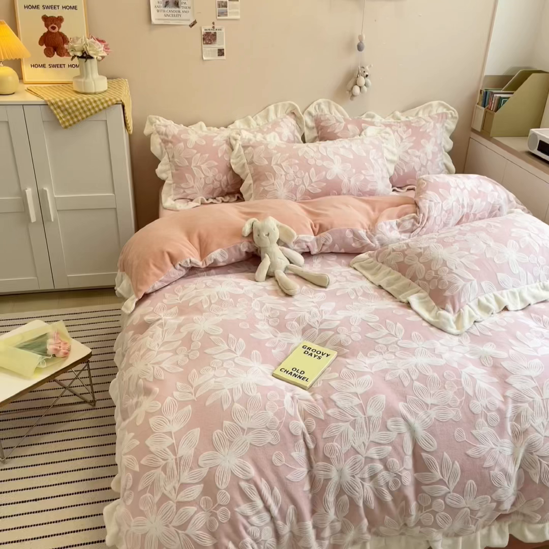 91家纺网 家纺一手货源 找家纺 琪格格纺织 2025新款全消光小清新花边款雕花牛奶绒四件套 雕花绒花边-爱在秋冬樱花粉