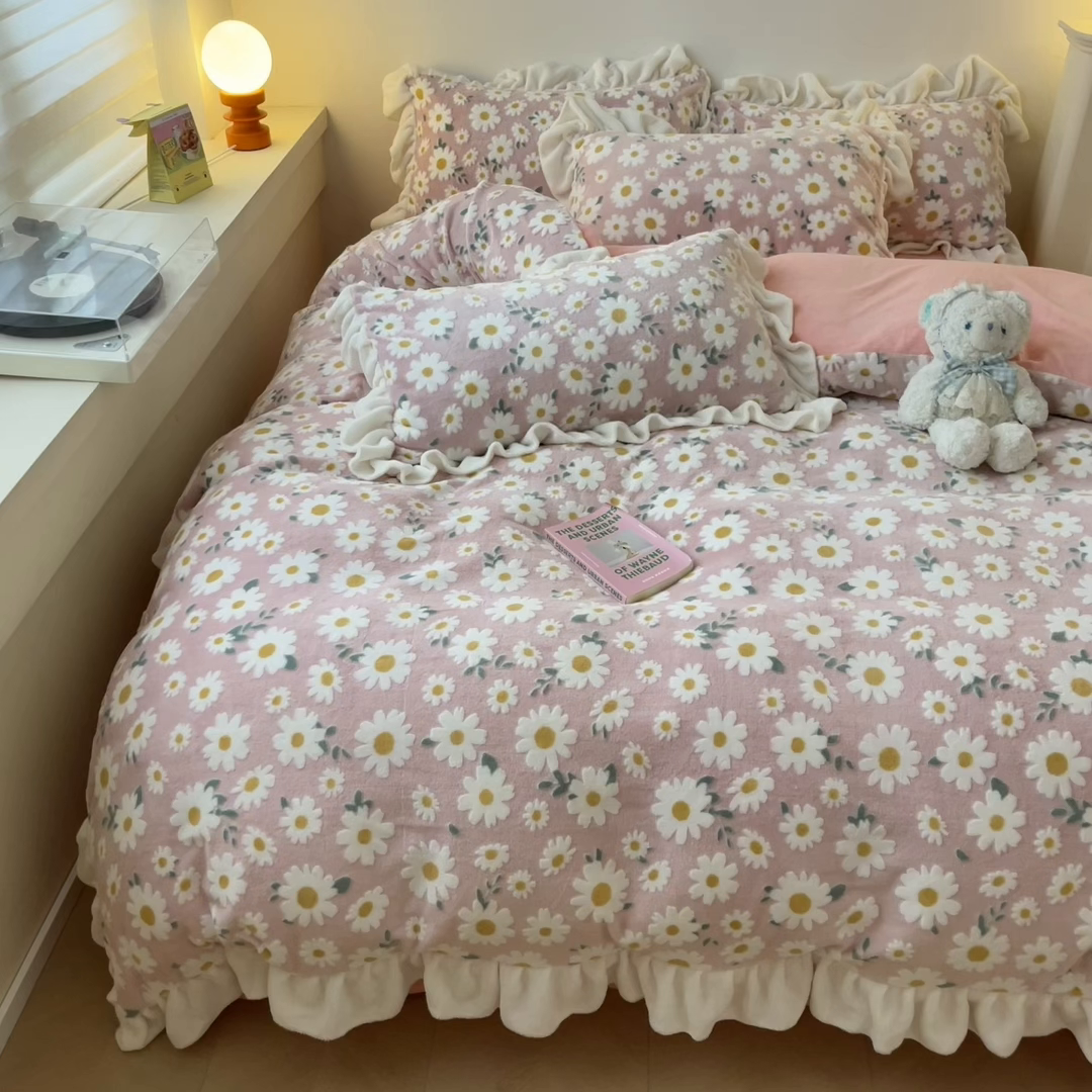 91家纺网 家纺一手货源 找家纺 琪格格纺织 2025新款全消光小清新花边款雕花牛奶绒四件套 雕花花边绒- 雏菊 粉玉