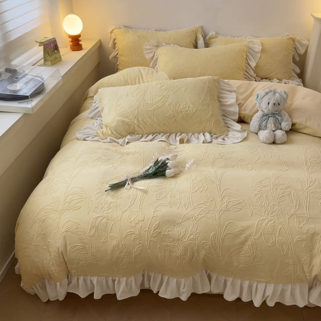 91家纺网 家纺一手货源 找家纺 琪格格纺织 2025新款全消光小清新花边款雕花牛奶绒四件套 雕花绒花边 枝枝叶叶 黄