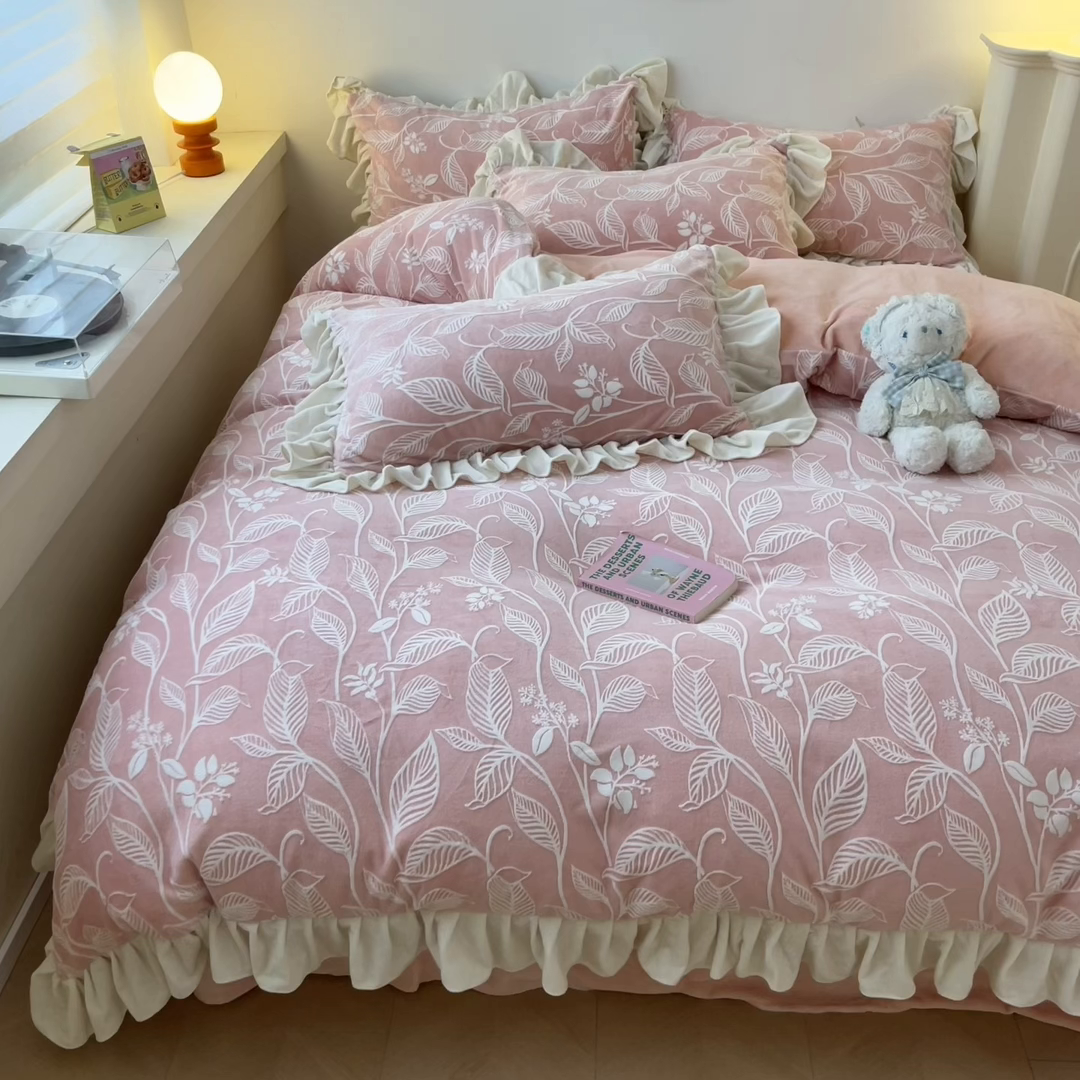 91家纺网 家纺一手货源 找家纺 琪格格纺织 2025新款全消光小清新花边款雕花牛奶绒四件套 雕花绒花边 迪娅妮 粉