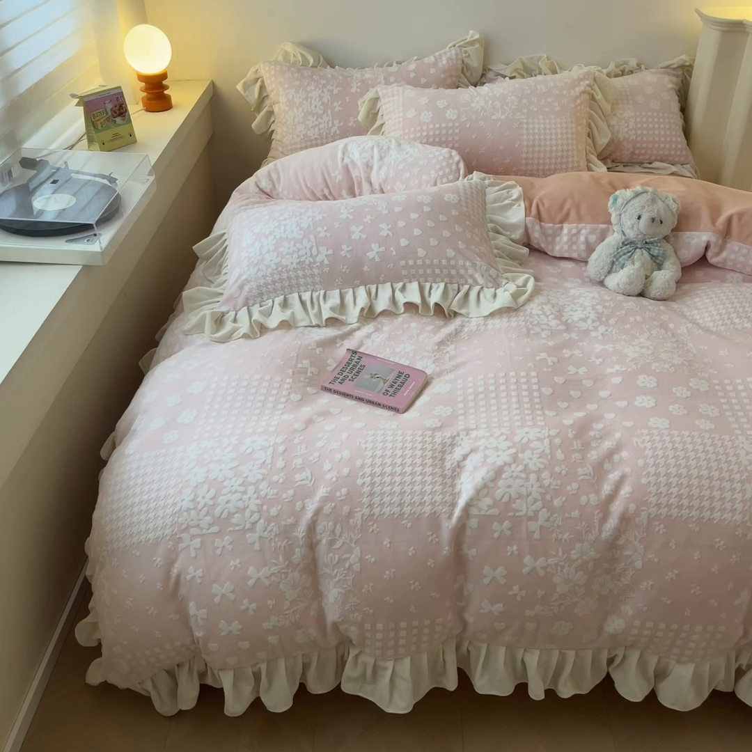 91家纺网 家纺一手货源 找家纺 琪格格纺织 2025新款全消光小清新花边款雕花牛奶绒四件套 雕花绒花边- 阿芙朵 粉