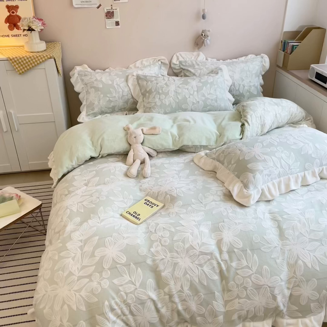 91家纺网 家纺一手货源 找家纺 琪格格纺织 2025新款全消光小清新花边款雕花牛奶绒四件套 雕花绒花边-爱在秋冬浅绿