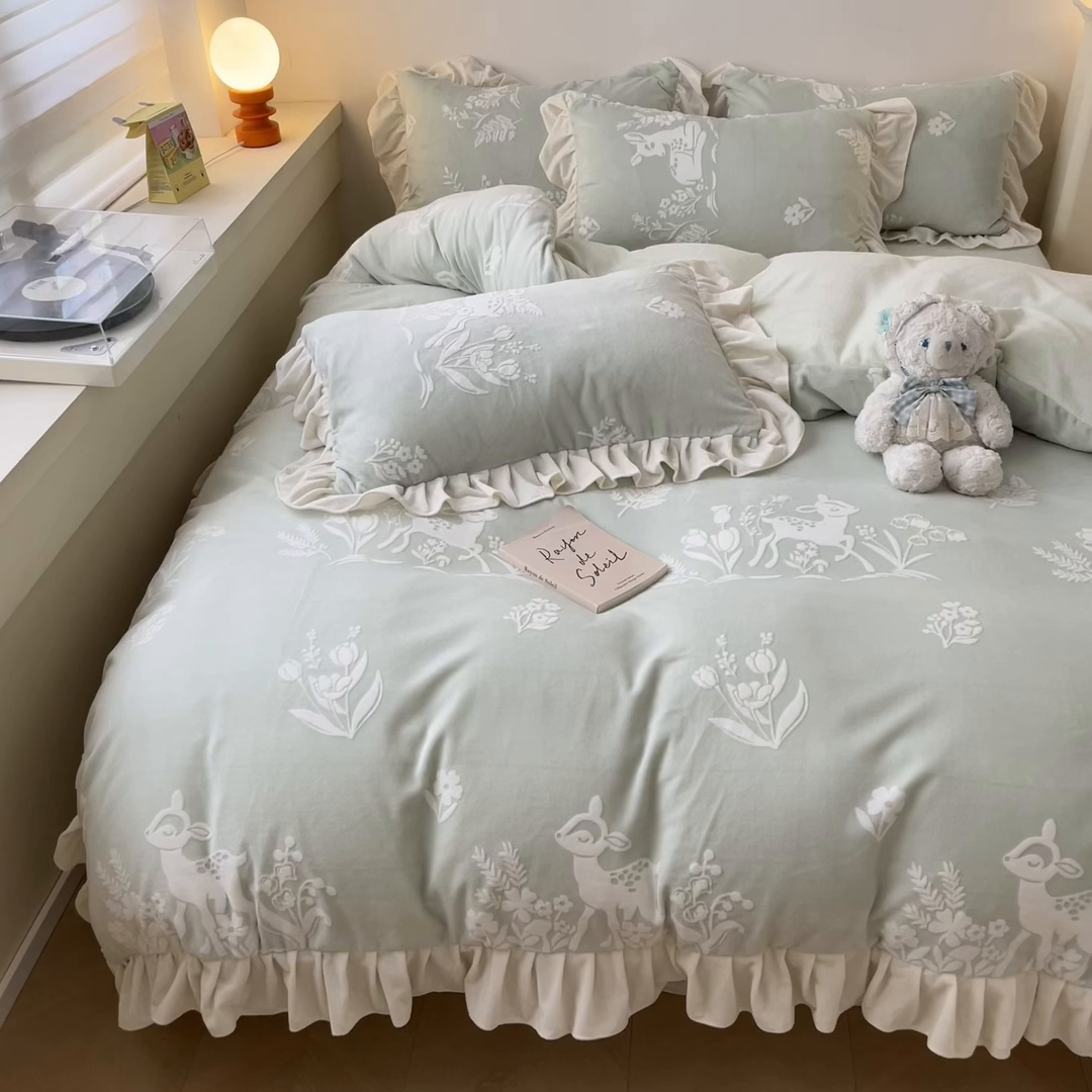 91家纺网 家纺一手货源 找家纺 琪格格纺织 2025新款全消光小清新花边款雕花牛奶绒四件套 雕花绒花边 花丛小鹿 绿