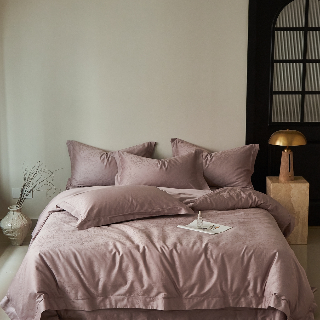 91家纺网 家纺一手货源 找家纺 顾家家居 2025新款亲肤舒适全棉纯棉提花四件套 岸芷-迷雾紫