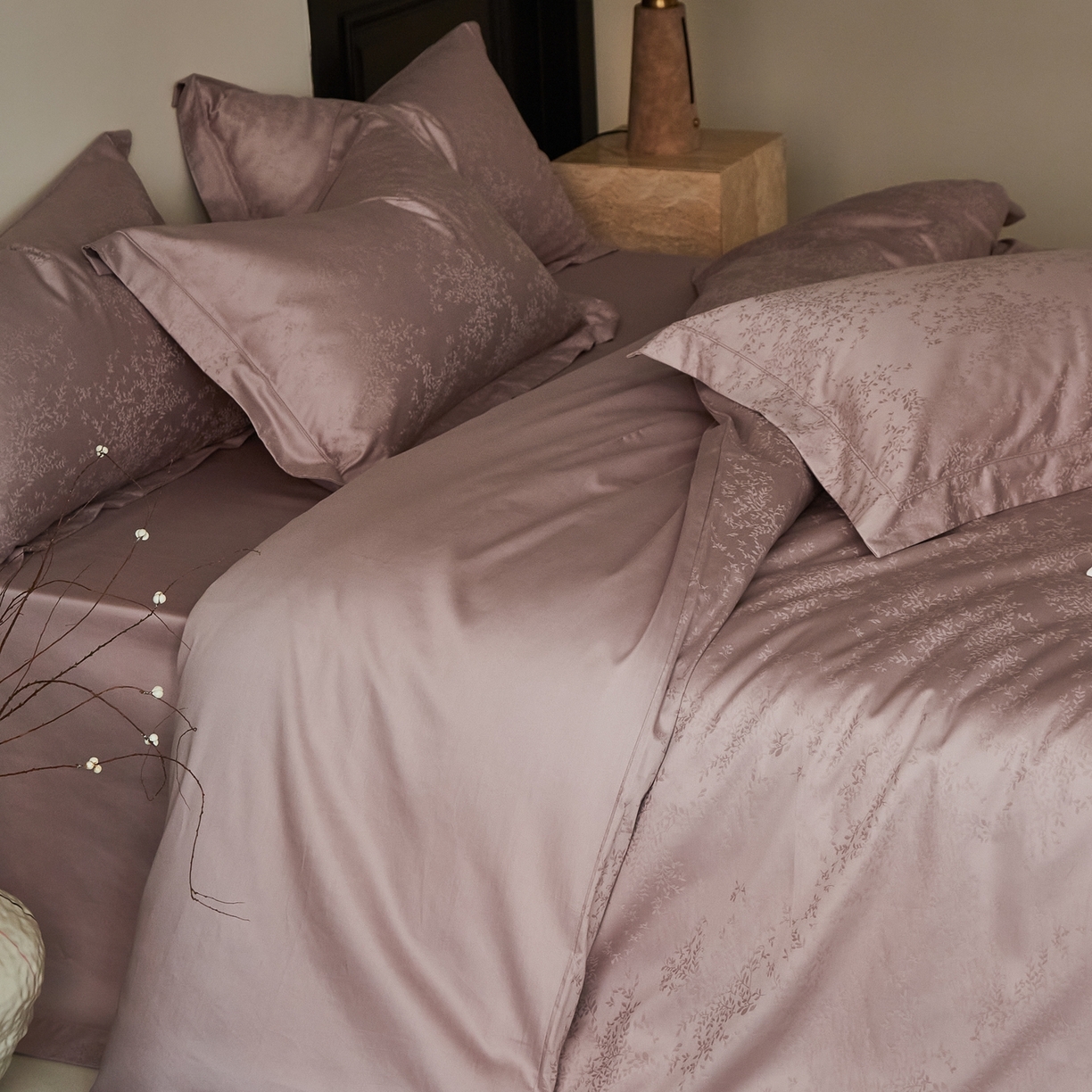 91家纺网 家纺一手货源 找家纺 顾家家居 2025新款亲肤舒适全棉纯棉提花四件套 岸芷-迷雾紫