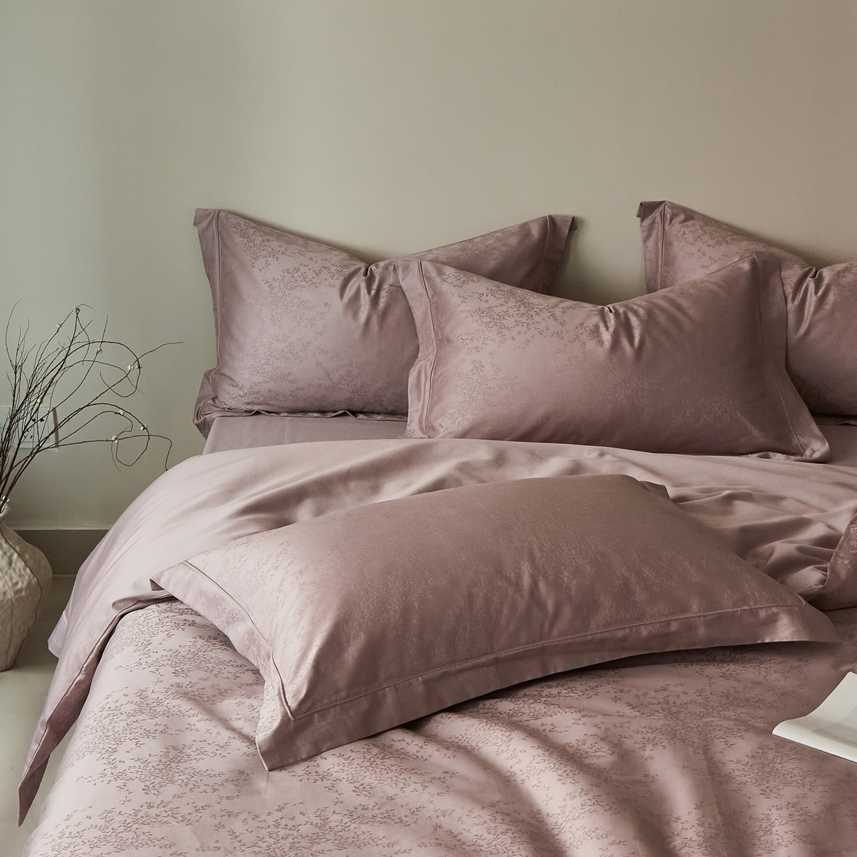 91家纺网 家纺一手货源 找家纺 顾家家居 2025新款亲肤舒适全棉纯棉提花四件套 岸芷-迷雾紫