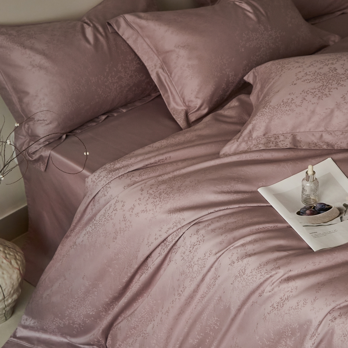 91家纺网 家纺一手货源 找家纺 顾家家居 2025新款亲肤舒适全棉纯棉提花四件套 岸芷-迷雾紫