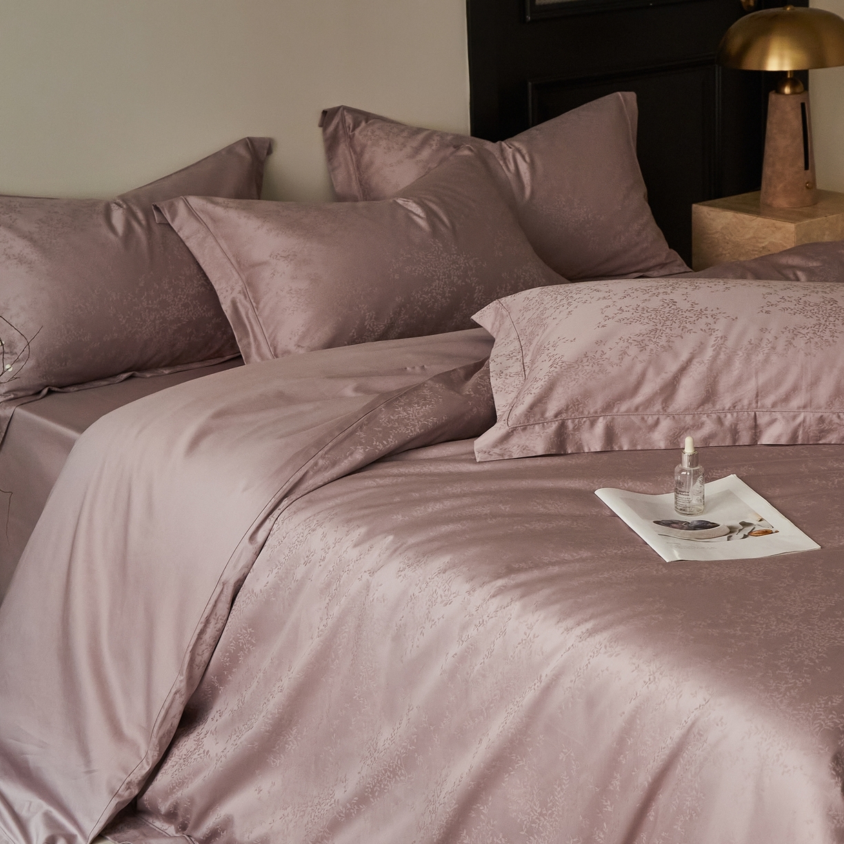 91家纺网 家纺一手货源 找家纺 顾家家居 2025新款亲肤舒适全棉纯棉提花四件套 岸芷-迷雾紫