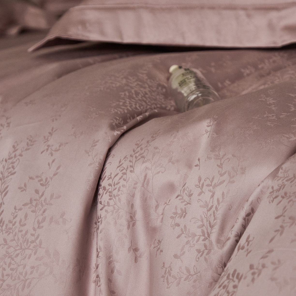 91家纺网 家纺一手货源 找家纺 顾家家居 2025新款亲肤舒适全棉纯棉提花四件套 岸芷-迷雾紫