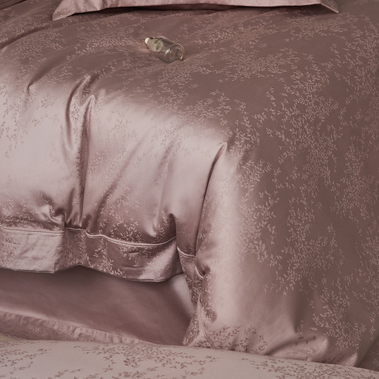 91家纺网 家纺一手货源 找家纺 顾家家居 2025新款亲肤舒适全棉纯棉提花四件套 岸芷-迷雾紫