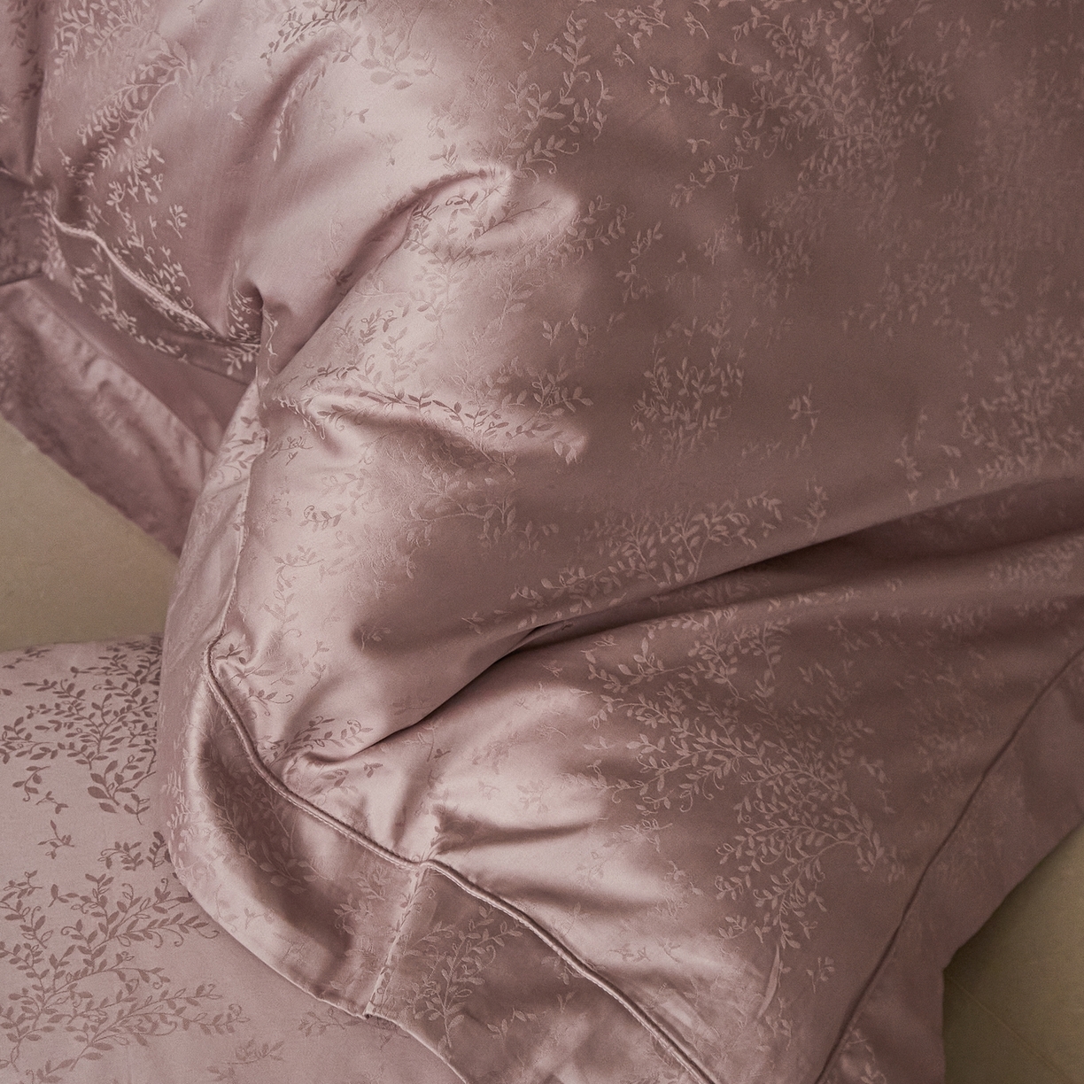 91家纺网 家纺一手货源 找家纺 顾家家居 2025新款亲肤舒适全棉纯棉提花四件套 岸芷-迷雾紫