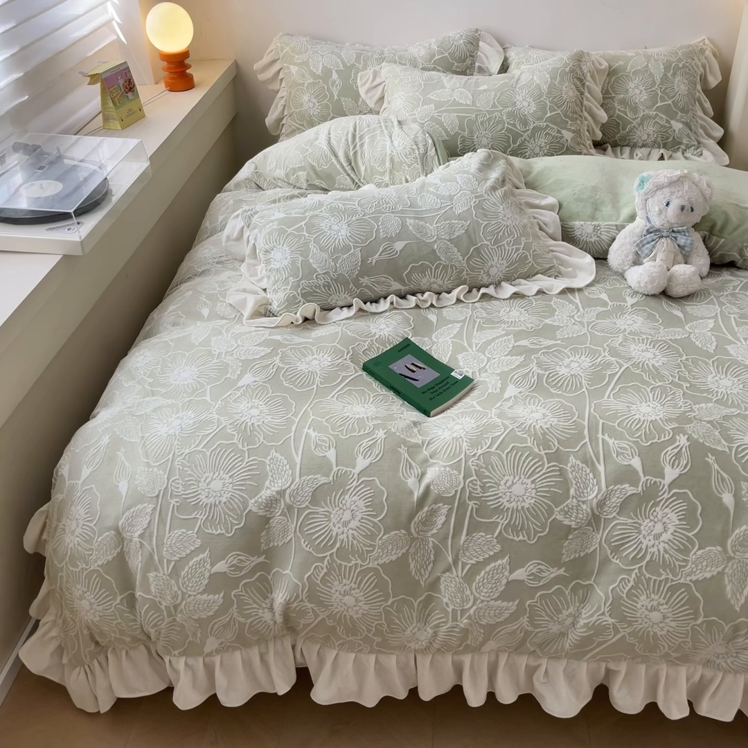 91家纺网 家纺一手货源 找家纺 琪格格纺织 2025新款全消光小清新花边款雕花牛奶绒四件套 雕花绒花边 安妮花苑 绿