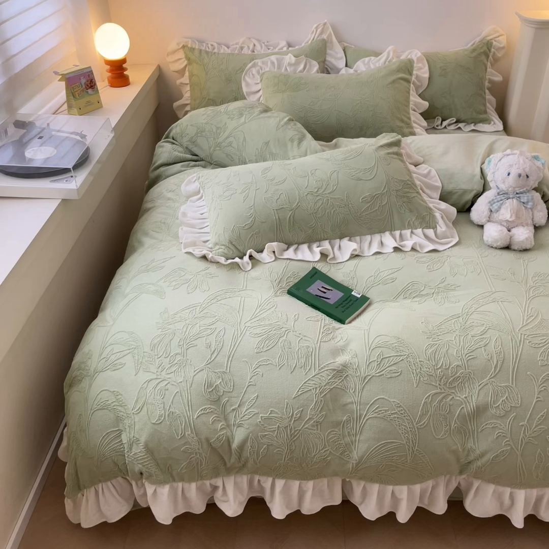 91家纺网 家纺一手货源 找家纺 琪格格纺织 2025新款全消光小清新花边款雕花牛奶绒四件套 雕花绒花边 枝枝叶叶 浅绿