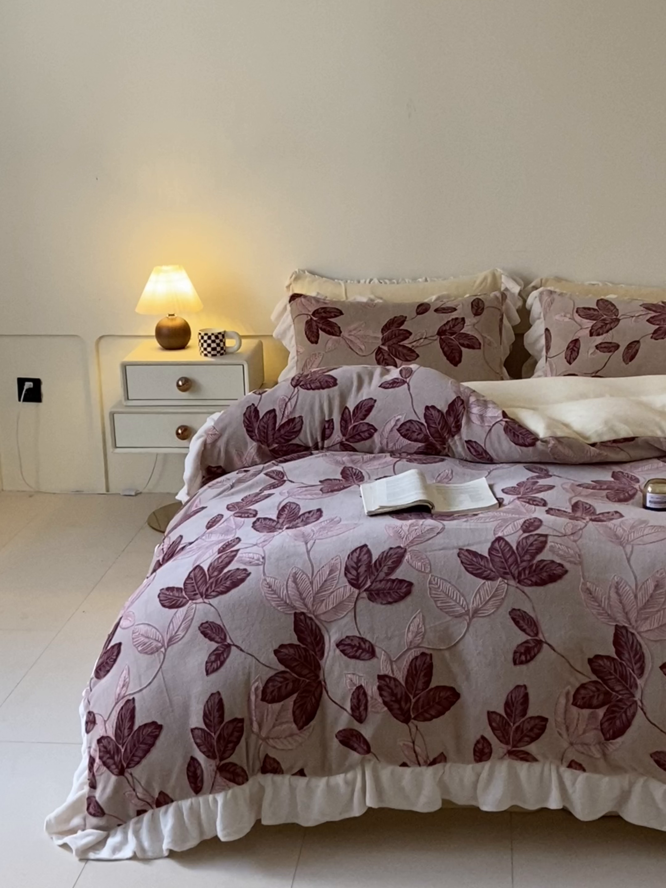 91家纺网 家纺一手货源 找家纺 琪格格纺织 2025新款全消光小清新花边款雕花牛奶绒四件套 雕花花边-秋色宜人酒红