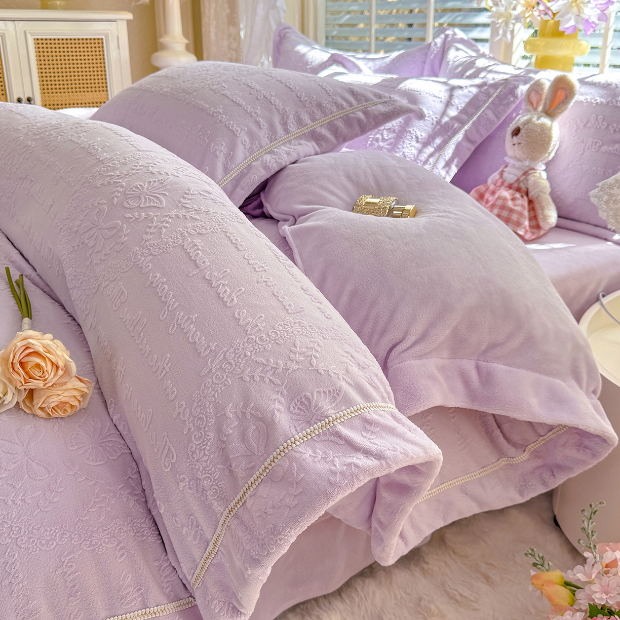 91家纺网 家纺一手货源 找家纺 （总）艾唯希家纺 2025新款全消光雕花绒织带款四件套牛奶绒-雕花织带系列