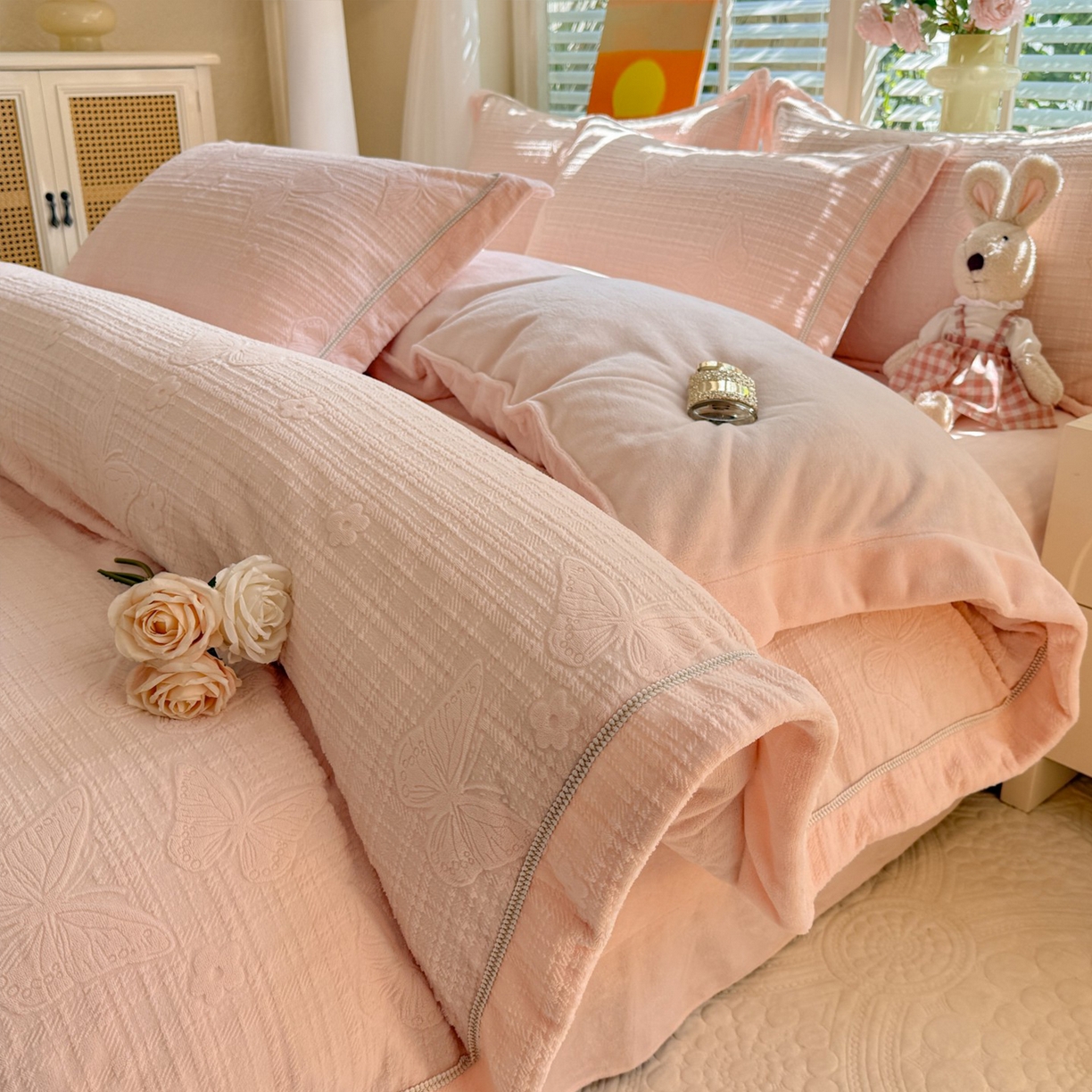 91家纺网 家纺一手货源 找家纺 （总）艾唯希家纺 2025新款全消光雕花绒织带款四件套牛奶绒-雕花织带系列