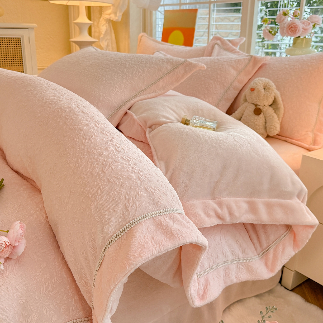 91家纺网 家纺一手货源 找家纺 （总）艾唯希家纺 2025新款全消光雕花绒织带款四件套牛奶绒-雕花织带系列