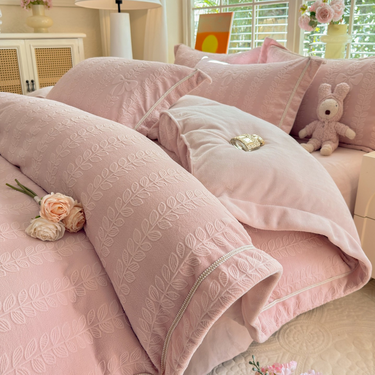 91家纺网 家纺一手货源 找家纺 （总）艾唯希家纺 2025新款全消光雕花绒织带款四件套牛奶绒-雕花织带系列