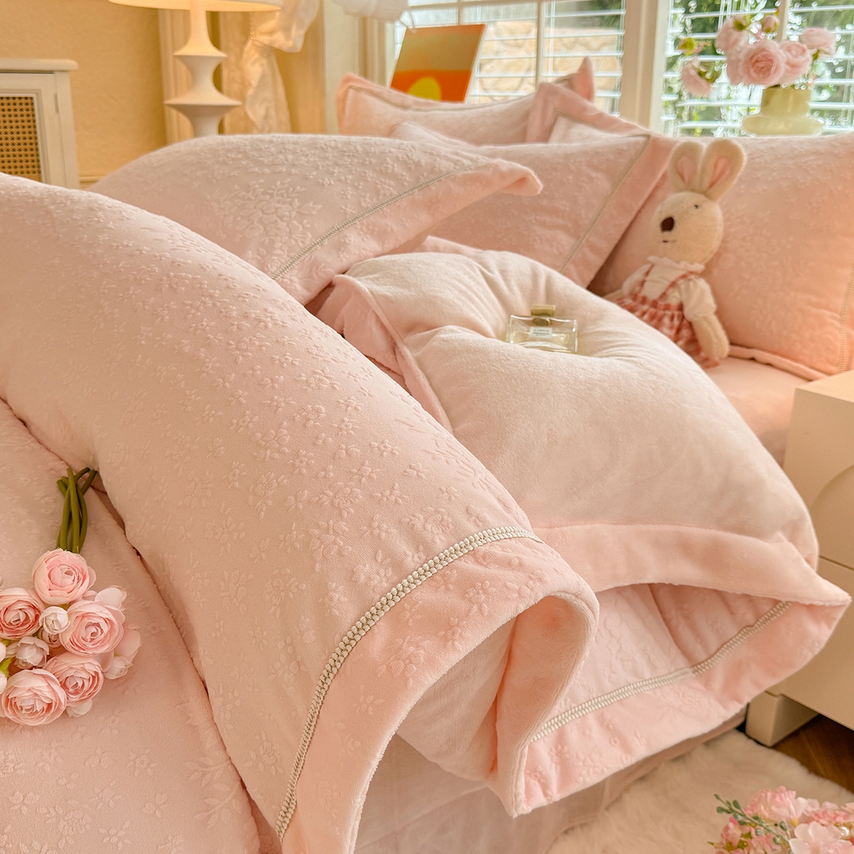 91家纺网 家纺一手货源 找家纺 （总）艾唯希家纺 2025新款全消光雕花绒织带款四件套牛奶绒-雕花织带系列