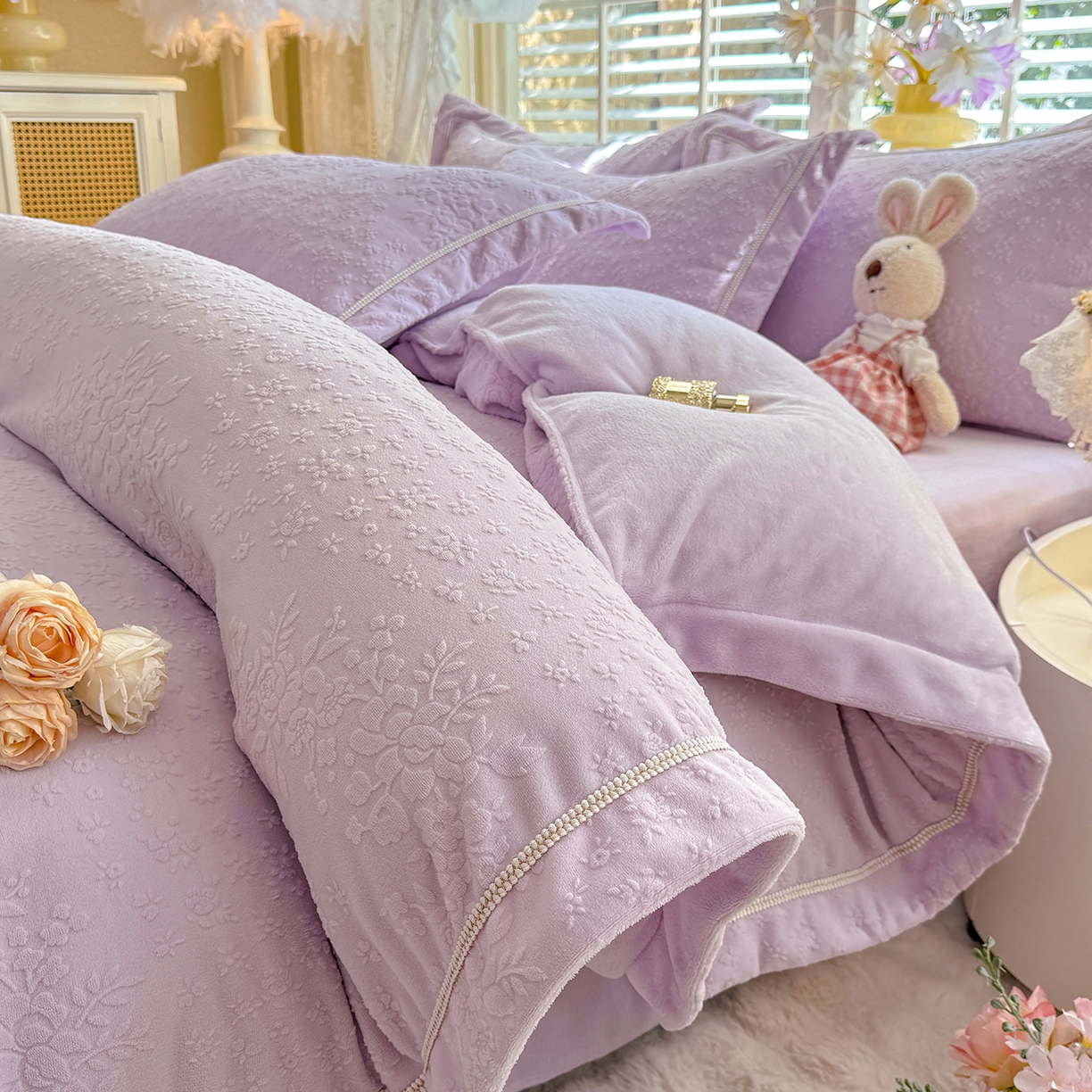 91家纺网 家纺一手货源 找家纺 （总）艾唯希家纺 2025新款全消光雕花绒织带款四件套牛奶绒-雕花织带系列