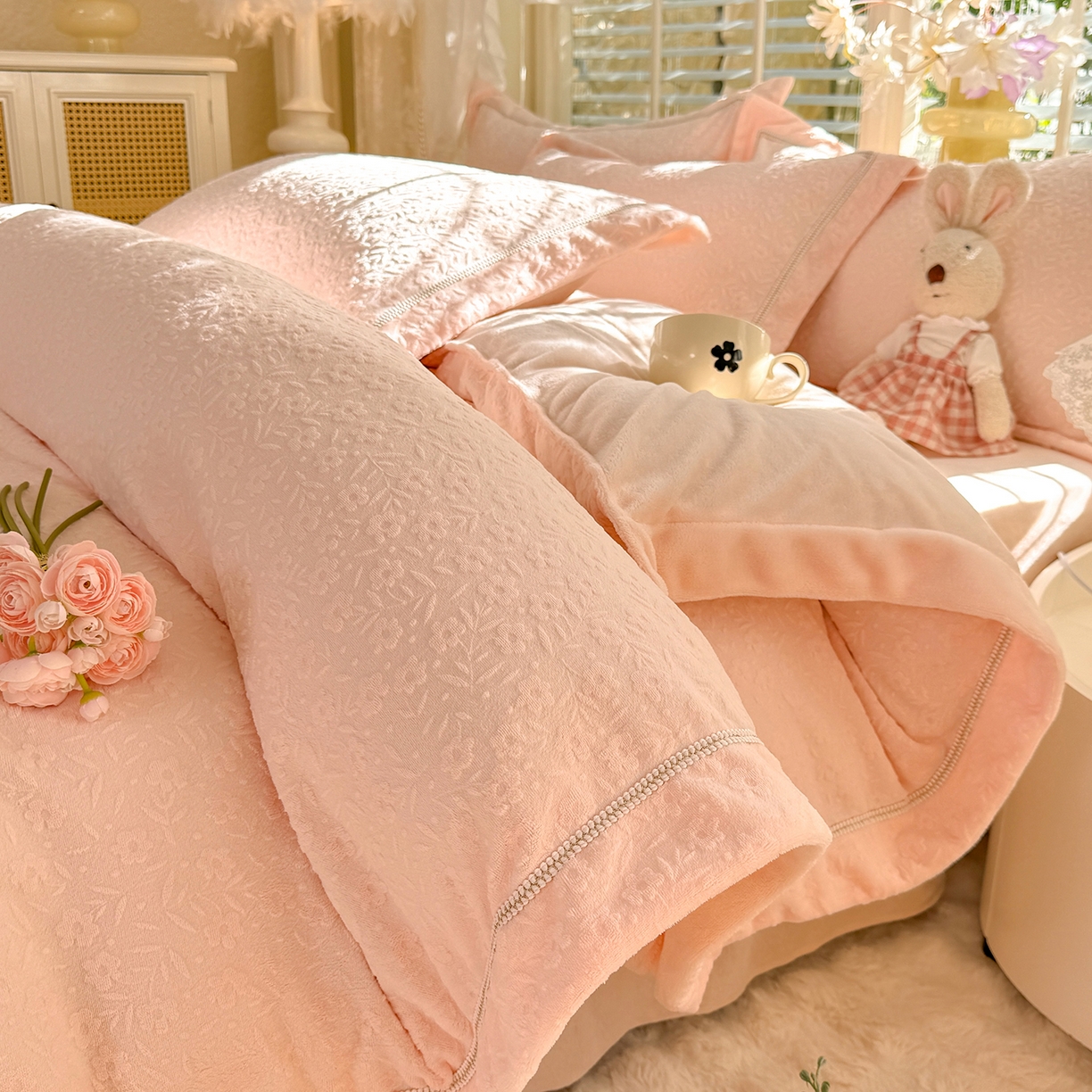 91家纺网 家纺一手货源 找家纺 （总）艾唯希家纺 2025新款全消光雕花绒织带款四件套牛奶绒-雕花织带系列