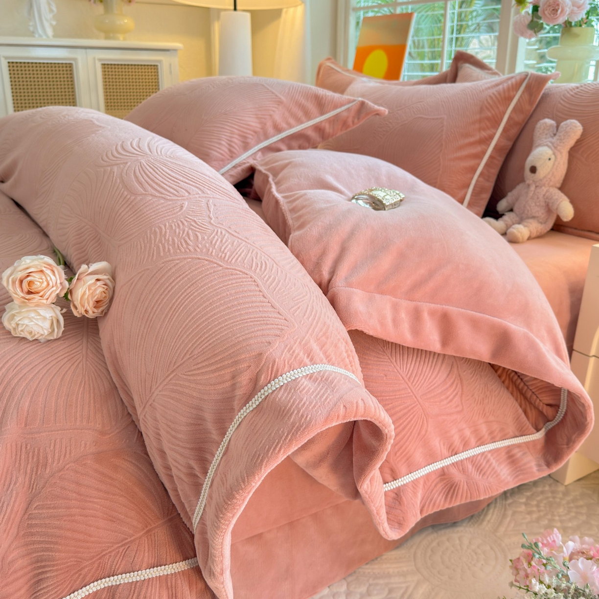 91家纺网 家纺一手货源 找家纺 （总）艾唯希家纺 2025新款全消光雕花绒织带款四件套牛奶绒-雕花织带系列