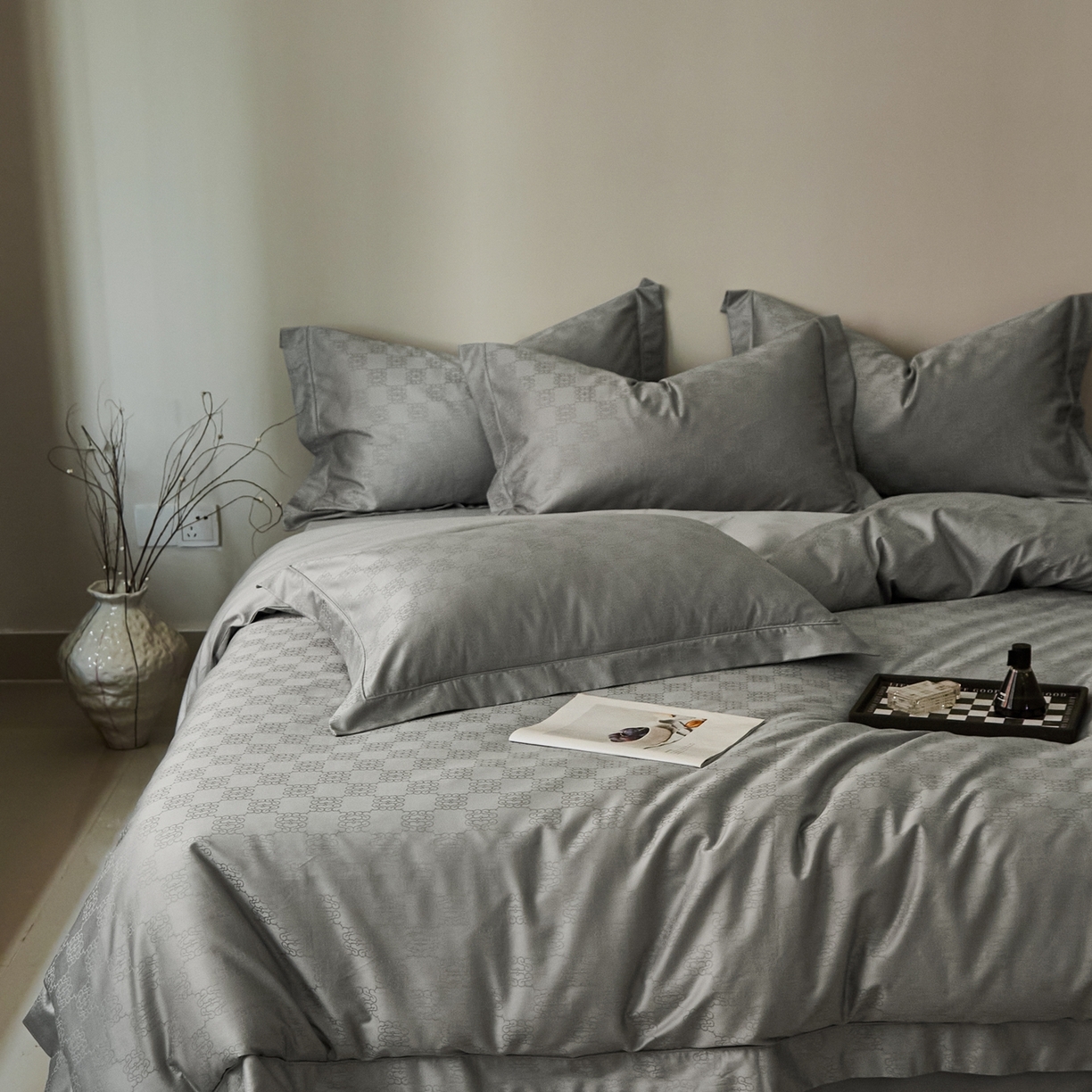 91家纺网 家纺一手货源 找家纺 顾家家居 2025新款亲肤舒适全棉纯棉提花四件套 卡牧斯--极地灰