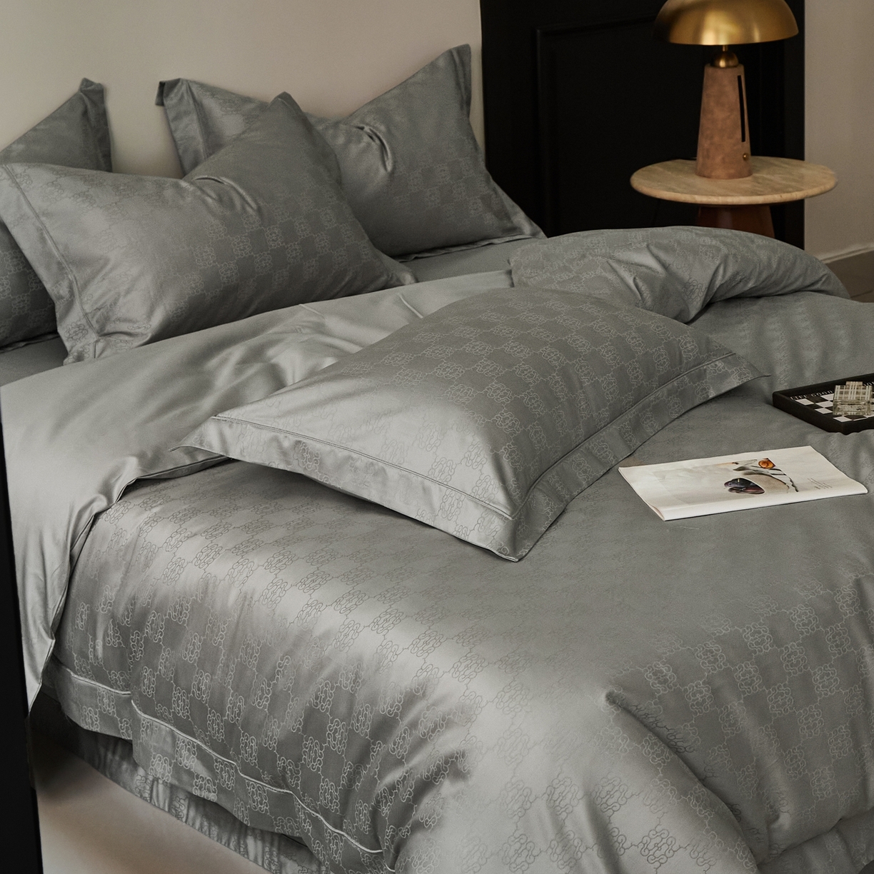 91家纺网 家纺一手货源 找家纺 顾家家居 2025新款亲肤舒适全棉纯棉提花四件套 卡牧斯--极地灰