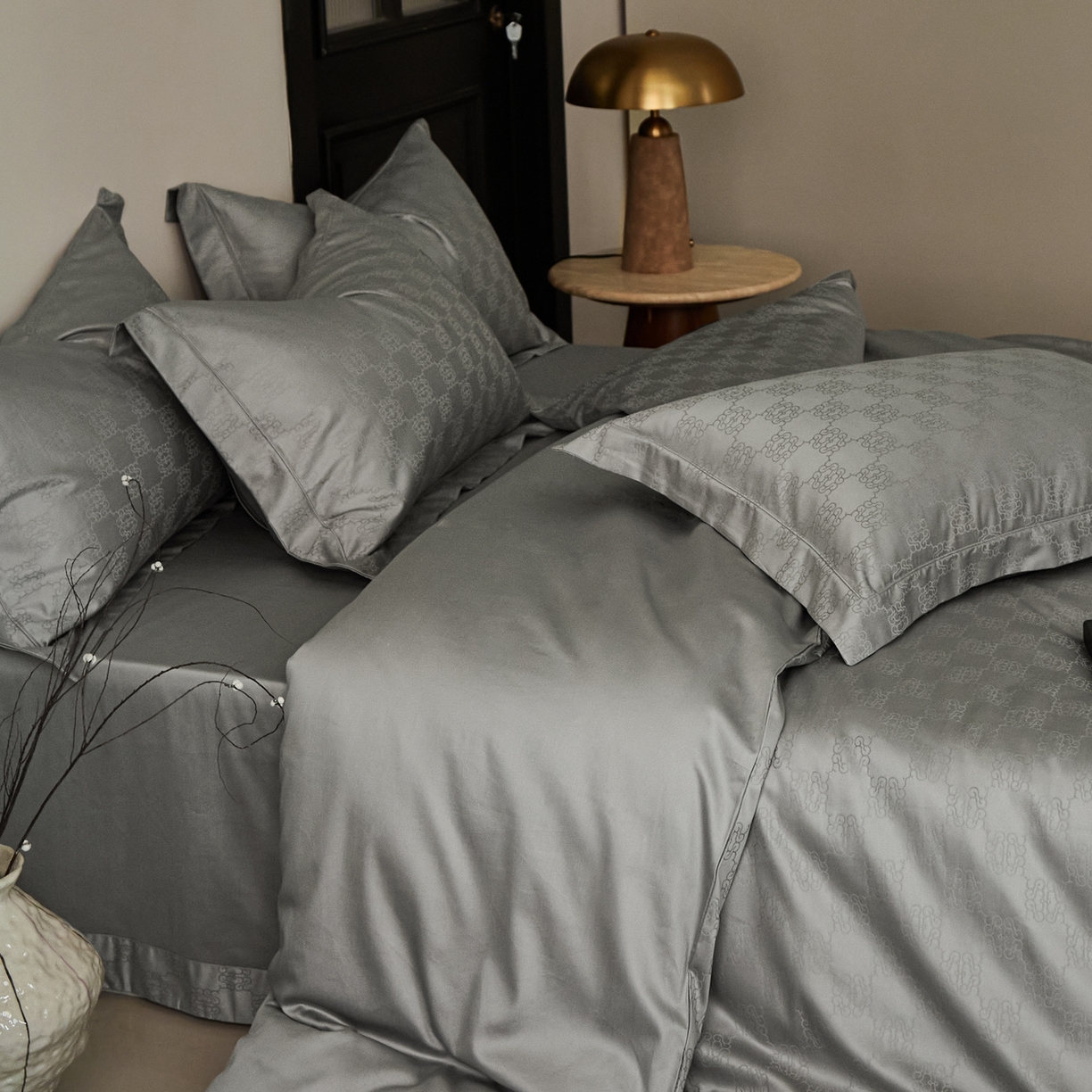 91家纺网 家纺一手货源 找家纺 顾家家居 2025新款亲肤舒适全棉纯棉提花四件套 卡牧斯--极地灰