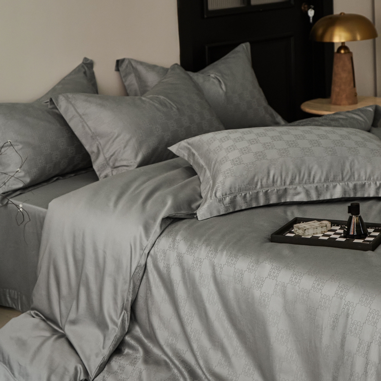 91家纺网 家纺一手货源 找家纺 顾家家居 2025新款亲肤舒适全棉纯棉提花四件套 卡牧斯--极地灰