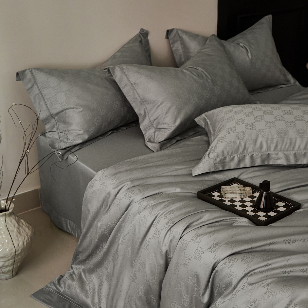 91家纺网 家纺一手货源 找家纺 顾家家居 2025新款亲肤舒适全棉纯棉提花四件套 卡牧斯--极地灰