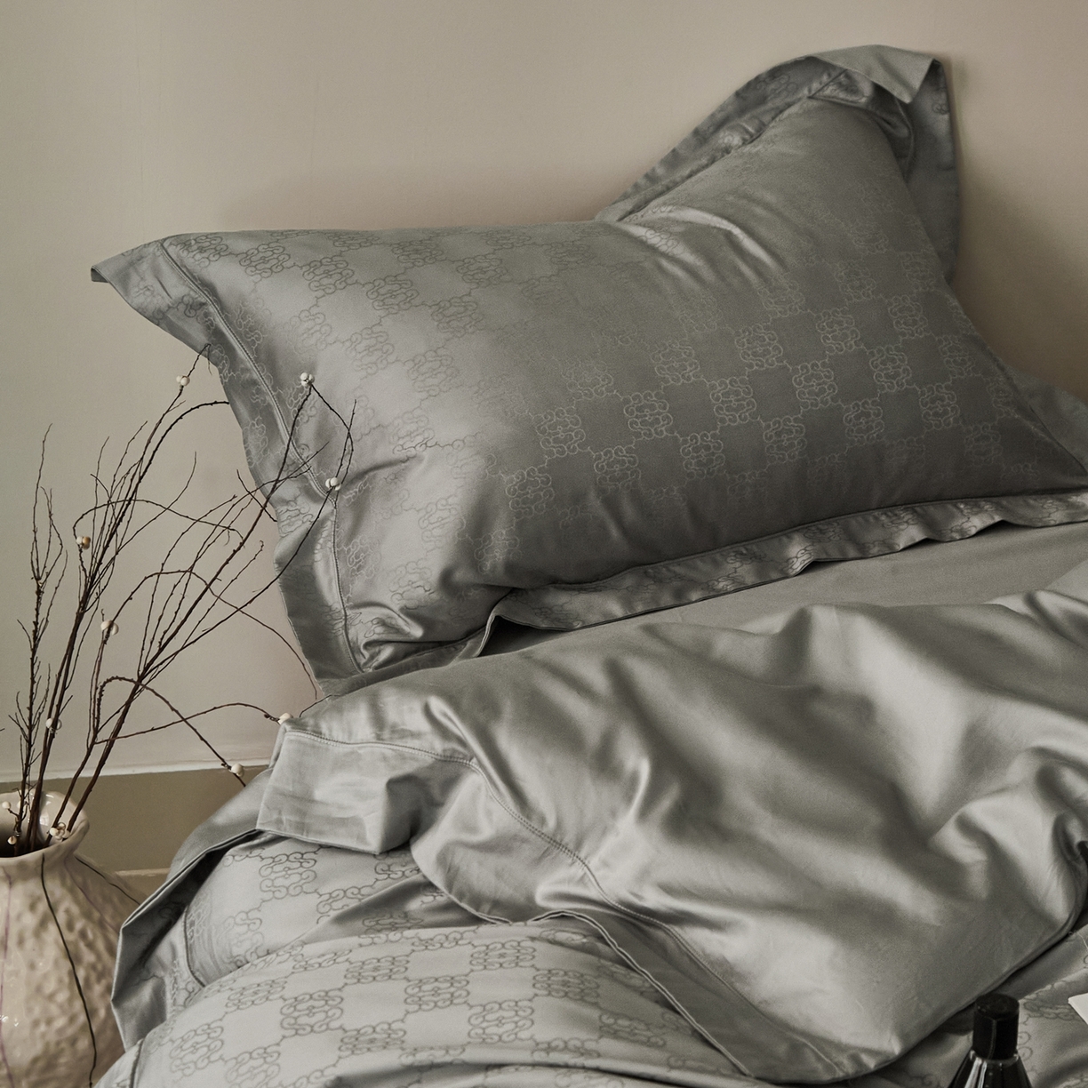 91家纺网 家纺一手货源 找家纺 顾家家居 2025新款亲肤舒适全棉纯棉提花四件套 卡牧斯--极地灰