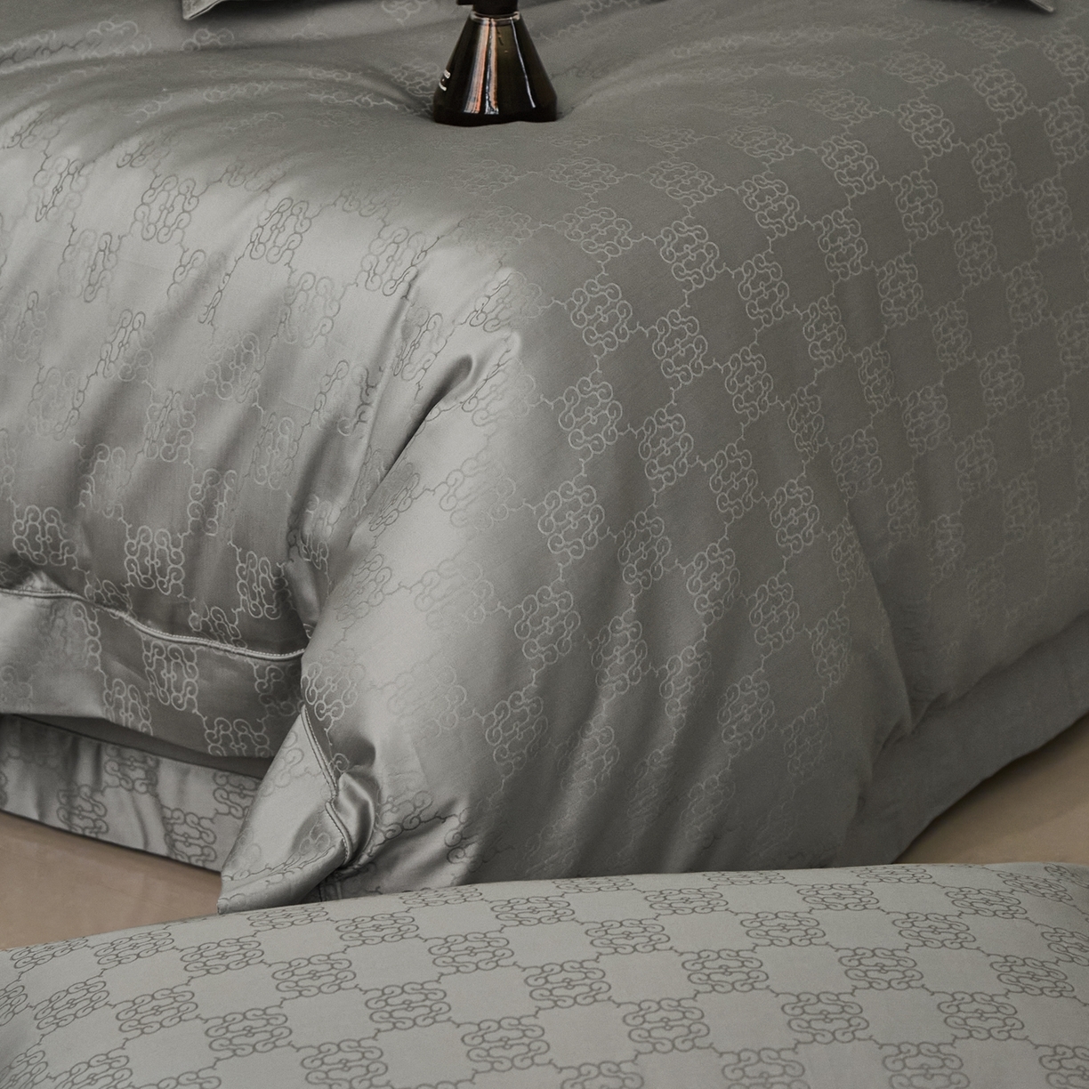 91家纺网 家纺一手货源 找家纺 顾家家居 2025新款亲肤舒适全棉纯棉提花四件套 卡牧斯--极地灰