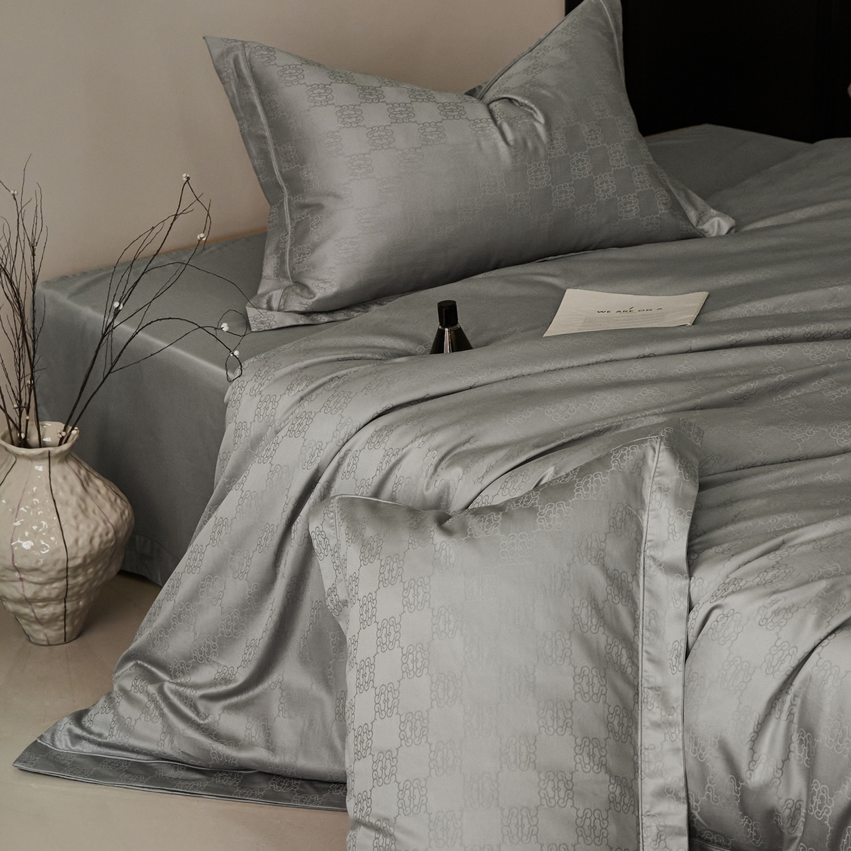 91家纺网 家纺一手货源 找家纺 顾家家居 2025新款亲肤舒适全棉纯棉提花四件套 卡牧斯--极地灰