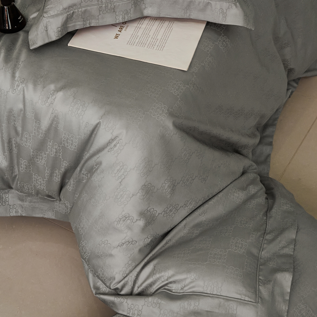 91家纺网 家纺一手货源 找家纺 顾家家居 2025新款亲肤舒适全棉纯棉提花四件套 卡牧斯--极地灰