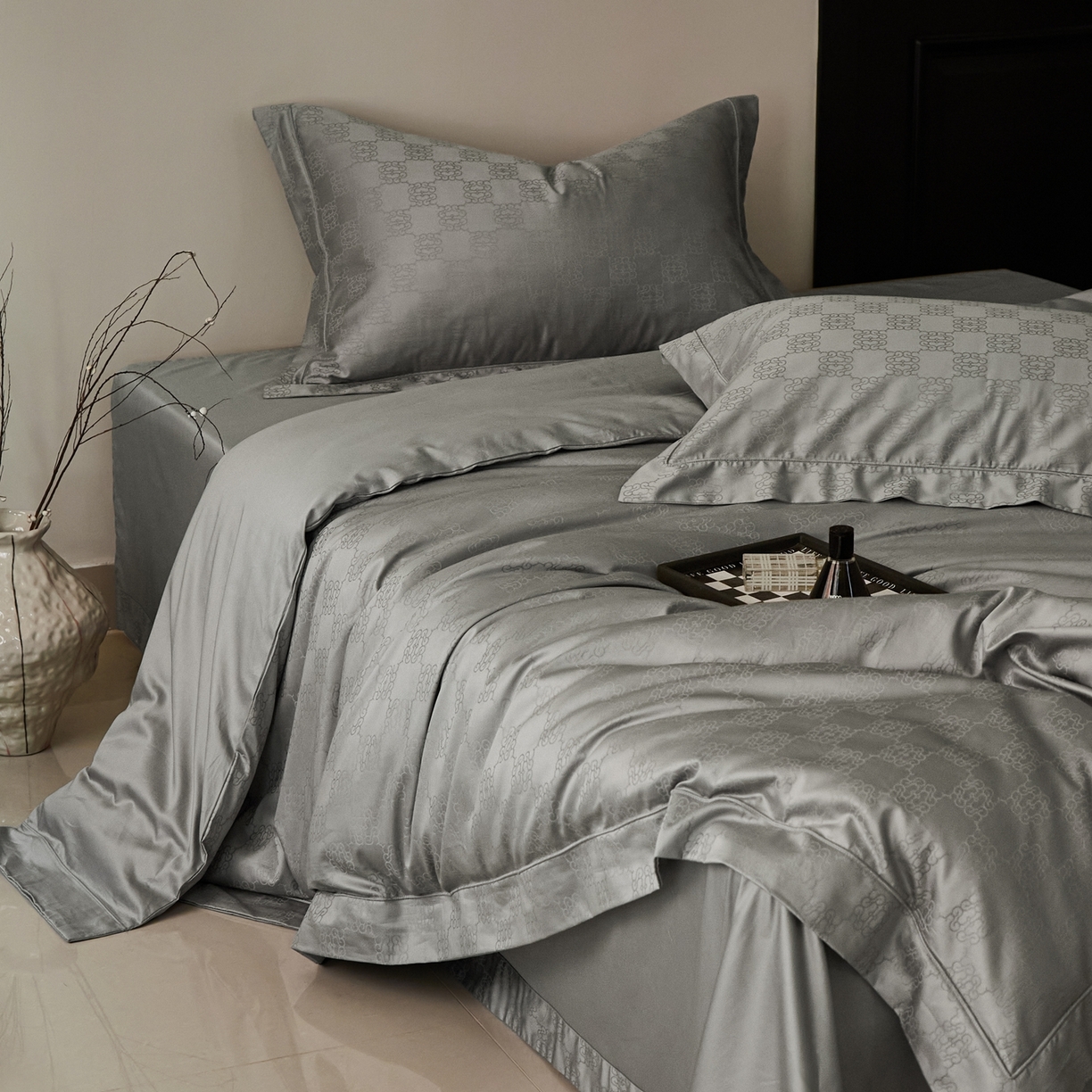 91家纺网 家纺一手货源 找家纺 顾家家居 2025新款亲肤舒适全棉纯棉提花四件套 卡牧斯--极地灰