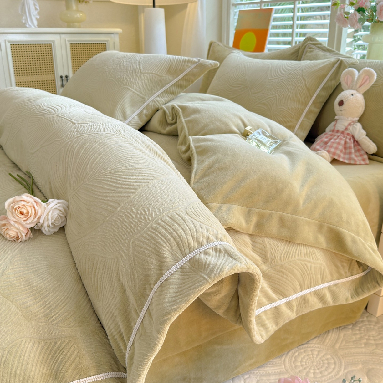 91家纺网 家纺一手货源 找家纺 （总）艾唯希家纺 2025新款全消光雕花绒织带款四件套牛奶绒-雕花织带系列