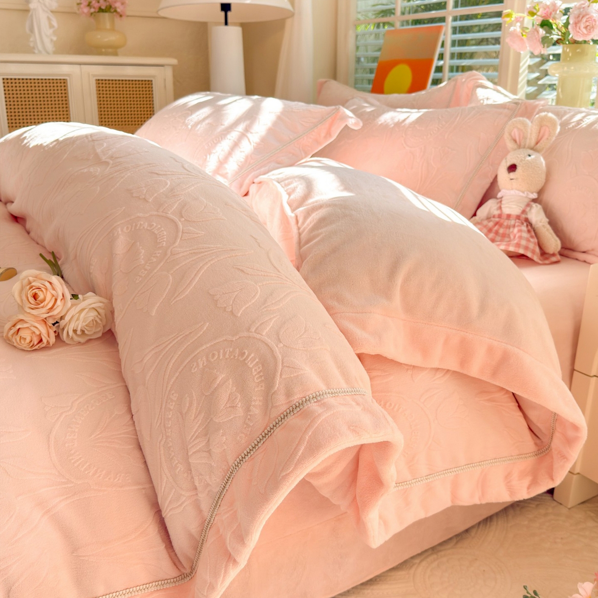 91家纺网 家纺一手货源 找家纺 （总）艾唯希家纺 2025新款全消光雕花绒织带款四件套牛奶绒-雕花织带系列