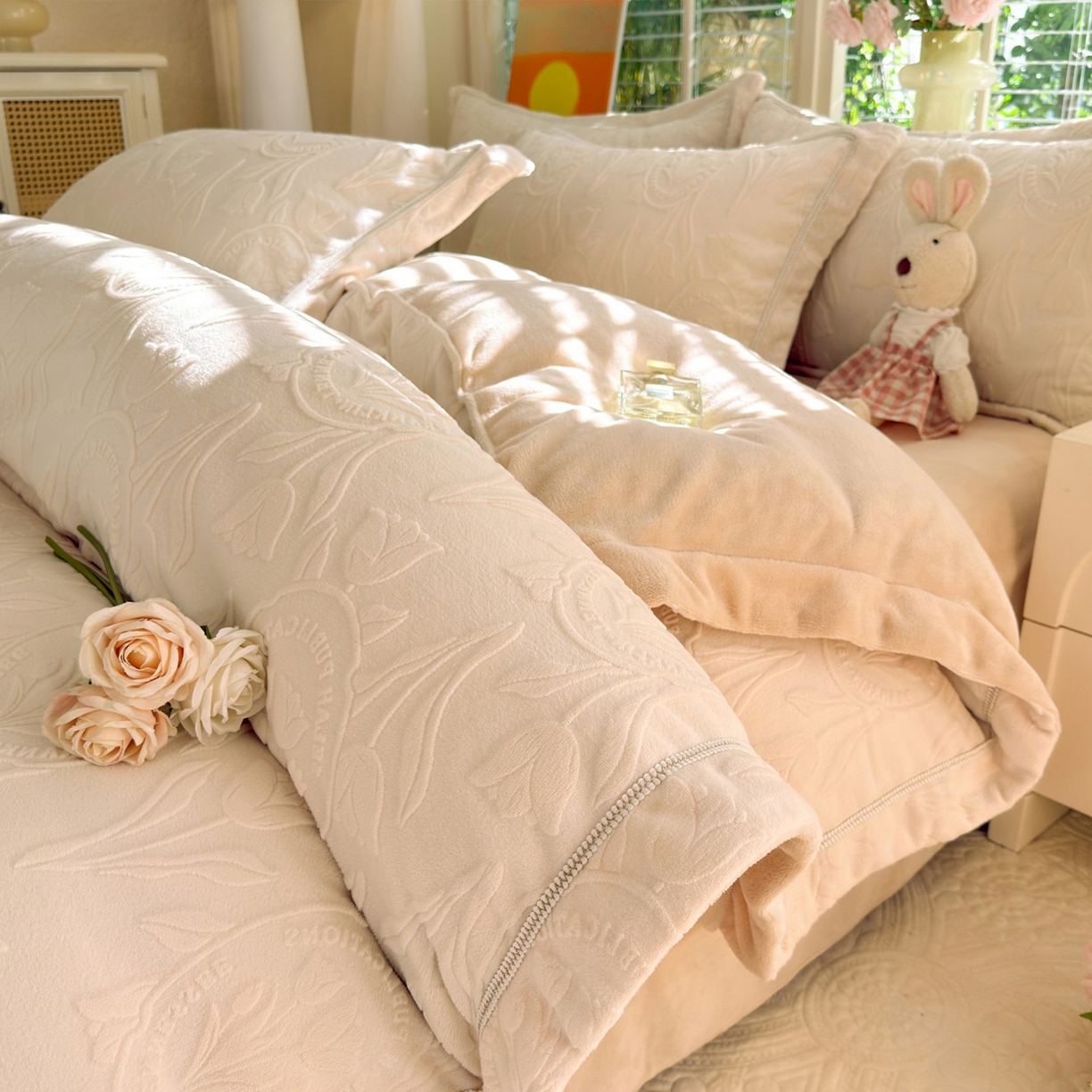 91家纺网 家纺一手货源 找家纺 （总）艾唯希家纺 2025新款全消光雕花绒织带款四件套牛奶绒-雕花织带系列