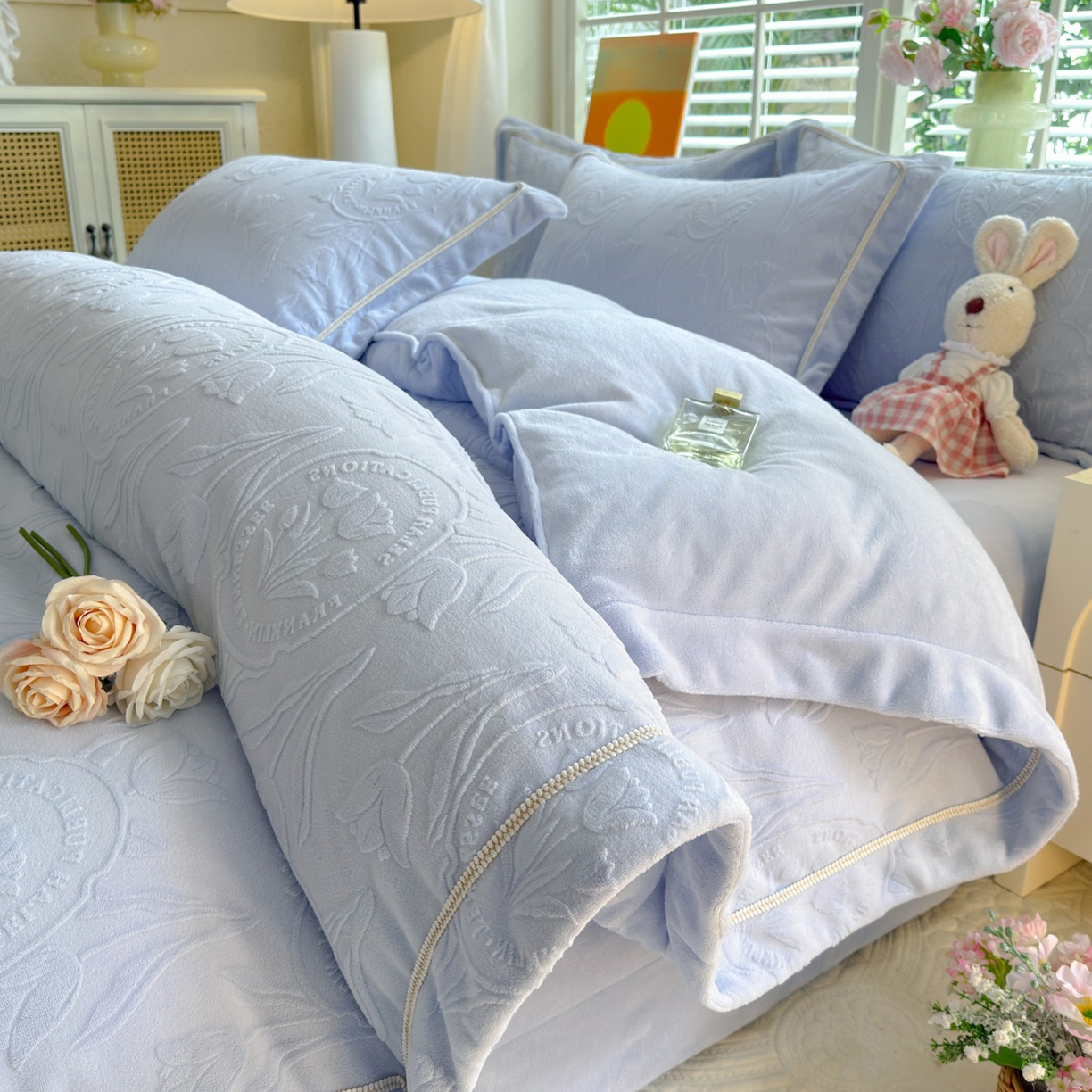 91家纺网 家纺一手货源 找家纺 （总）艾唯希家纺 2025新款全消光雕花绒织带款四件套牛奶绒-雕花织带系列