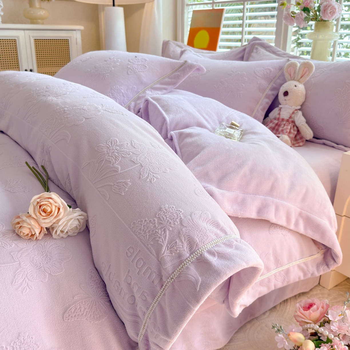 91家纺网 家纺一手货源 找家纺 （总）艾唯希家纺 2025新款全消光雕花绒织带款四件套牛奶绒-雕花织带系列